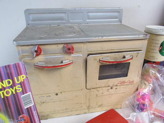 lot 129 image: LARGE Lot of Assorted Vintage Toys