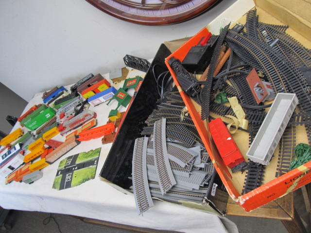 lot 126 image: Large Lot of HO Trains & Accessories