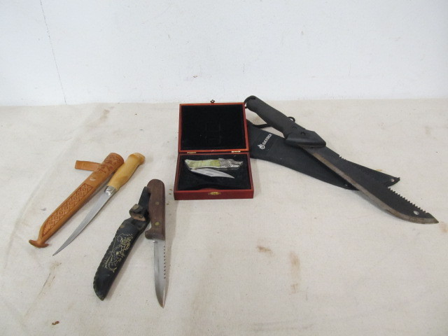 lot 10 image: Group of Assorted Knives