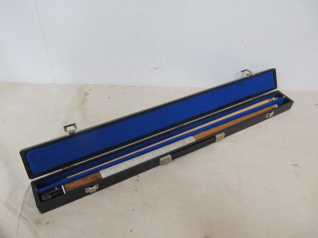 lot 15 image: Nice HARVARD Pool Cue wCase
