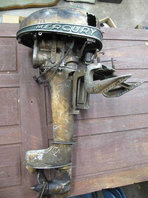 lot 16 image: 10 h.p. Vintage 1940s MERCURY LIGHTNING Outboard Motor (AS IS)