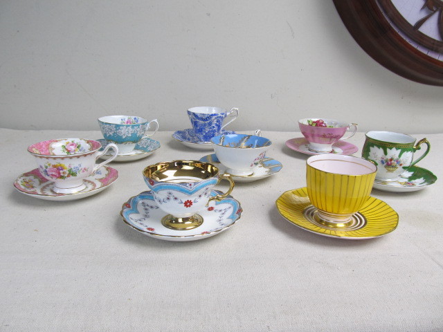 lot 111 image: NICE Group of Vintage Teacups & Saucers