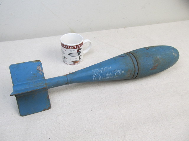 lot 5 image: Large Original Vintage U.S.A.F. Model BDU-33 Practice Bomb
