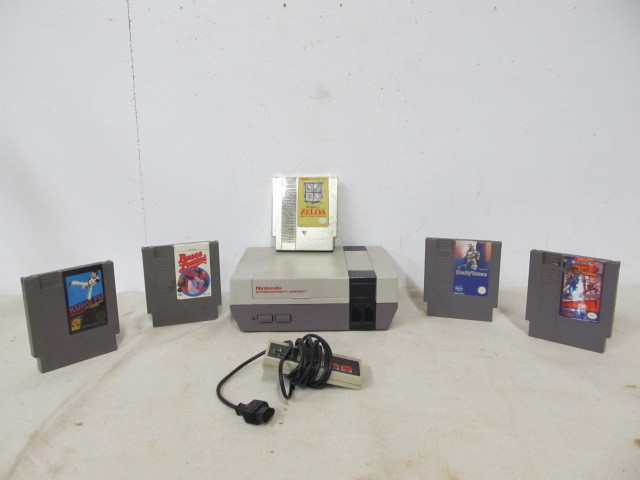 lot 189 image: Nintendo NES System wGames & Controller
