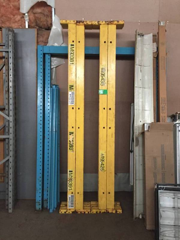 lot 9 image: Teardrop Pallet Rack