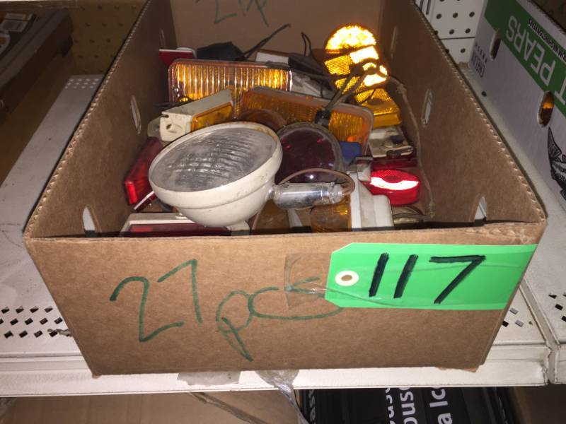 lot 117 image: Twenty Seven asst reflector lights