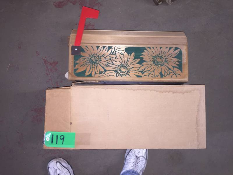 lot 119 image: Wooden Mailbox - new