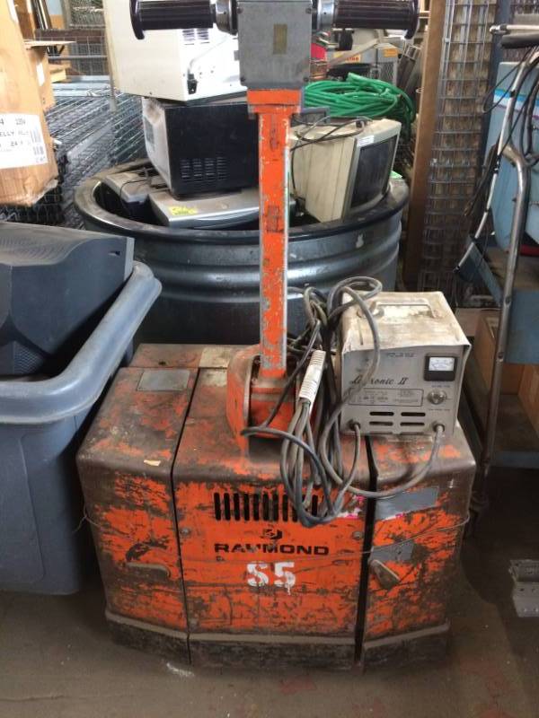 lot 147 image: Raymond electric pallet jack