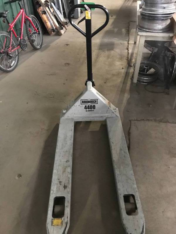 lot 193 image: Pallet Jack Roughneck Brand