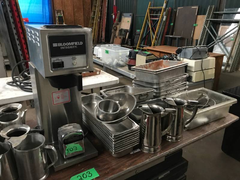 lot 203 image: Table of misc kitchen and food service items