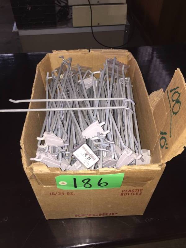 lot 186 image: 10 Peg Hooks