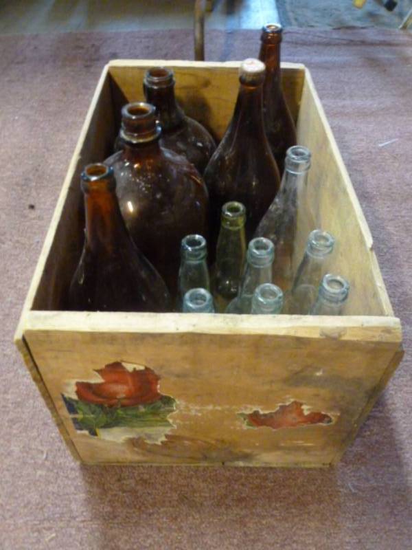 lot 15 image: Vintage Wooden Box