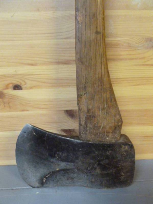 lot 20 image: Vintage Ax