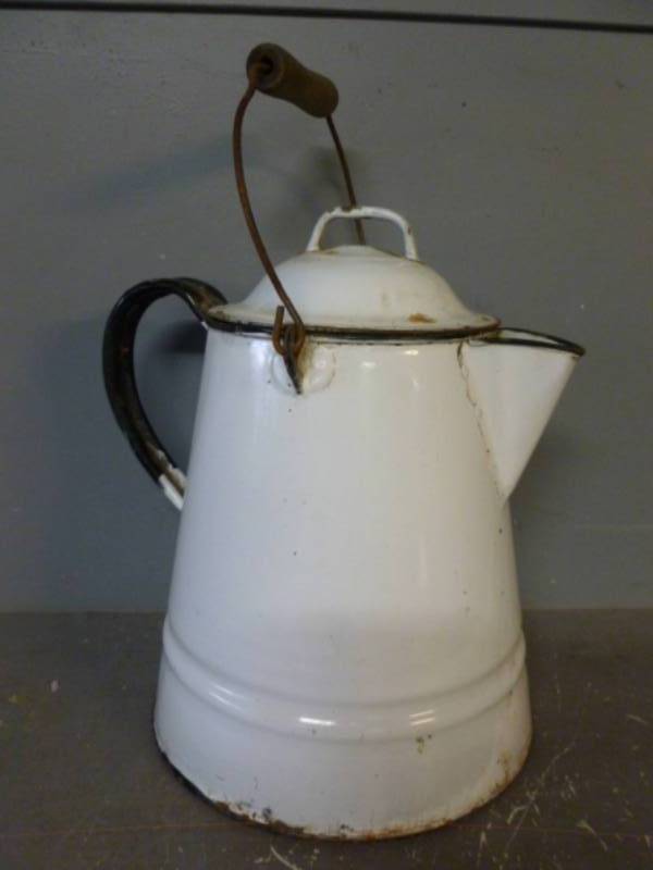 lot 28 image: Vintage Enamelware