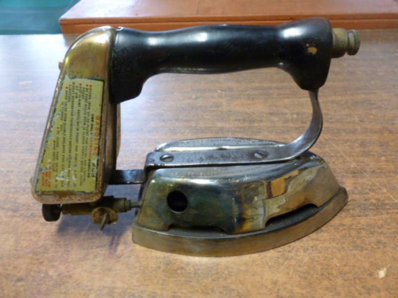 lot 107 image: Vintage Gas Iron