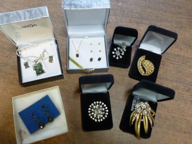 lot 148 image: Jewelry