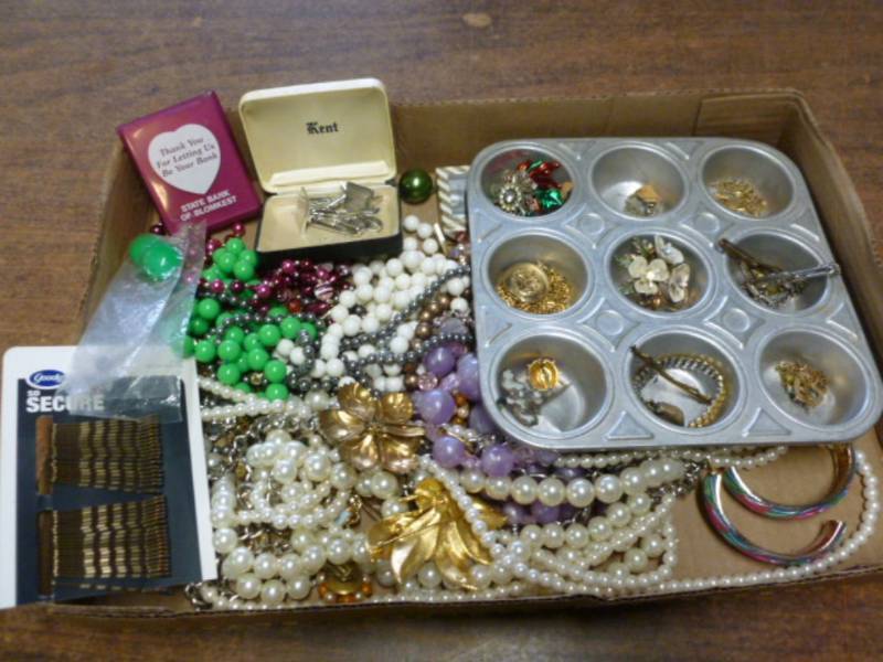 lot 157 image: Jewelry