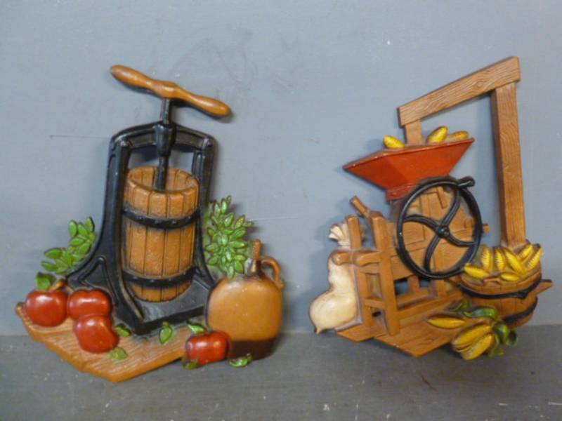 lot 168 image: Vintage Decorations