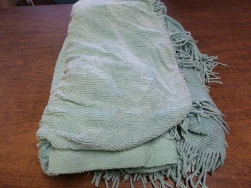 lot 231 image: Vintage Chenille Bedspread