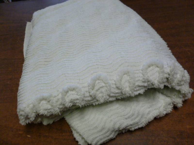 lot 232 image: Vintage Chenille Bedspread