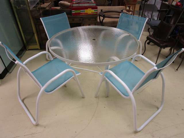 PATIO TABLE & CHAIRS