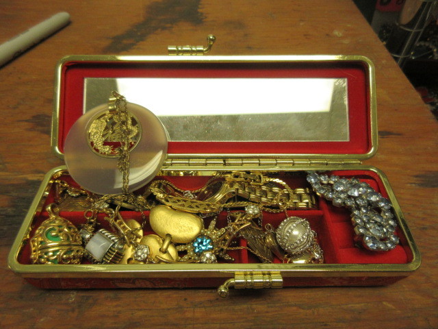 lot 808 image: VINTAGE JEWELRY W JEWELRY BOX