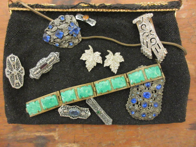 lot 809 image: BEADED PURSE W VICTORIAN & EDWARDIAN JEWELRY