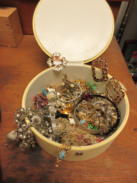 lot 810 image: DESIGN STYLE VINTAGE JEWELRY
