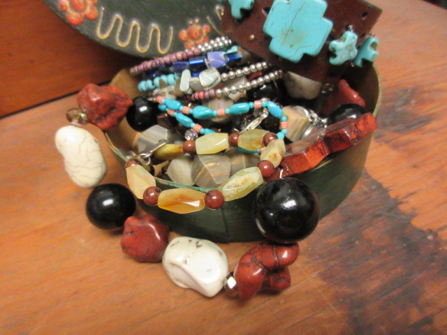 lot 811 image: STONE JEWELRY IN VINTAGE COLLECTORS BOX