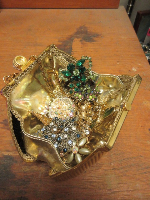 lot 814 image: VINTAGE ITALIAN HANDBAG FULL OF RHINESTONE PINS