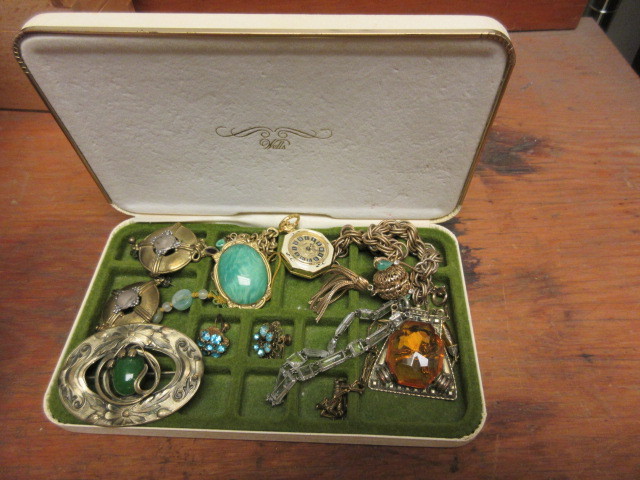 lot 815 image: OUTSTANDING COLLECTION VINTAGE ANTIQUE PIECES