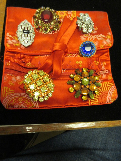 lot 818 image: EXTRA LARGE VINTAGE RHINESTONE PINS