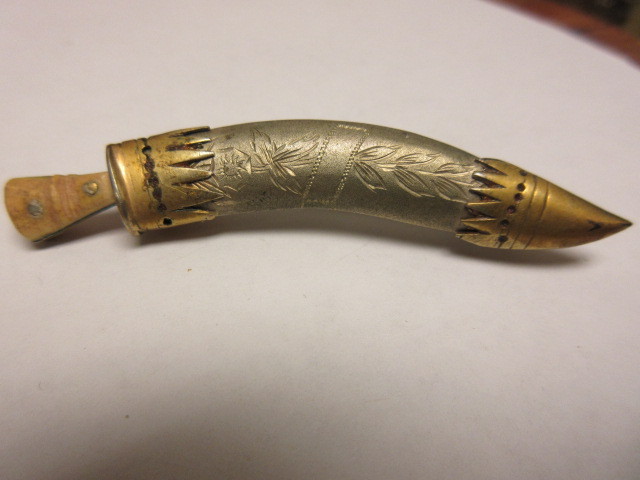 lot 822 image: ANTIQUE SILVER GILT 2 PC SWORD PIN