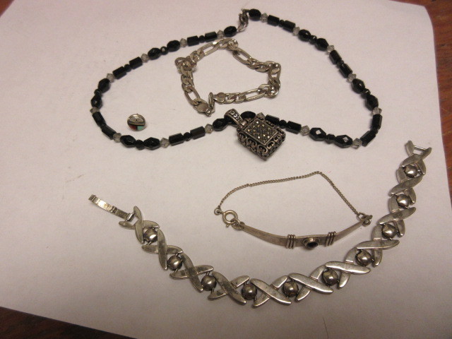 lot 825 image: 925 JEWELRY LOT