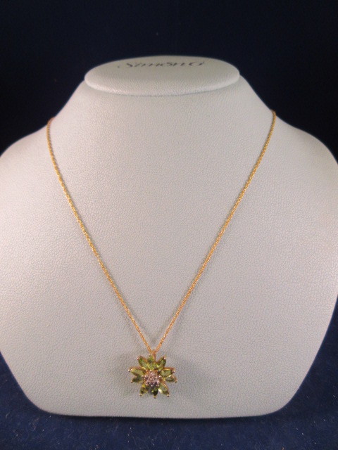 lot 836 image: 10K DIAMOND & PERIDOT FLOWER NECKLACE W 18 CHAIN