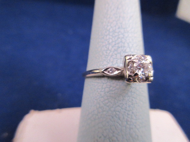 lot 832 image: 14K WHITE GOLD 1950S ENGAGEMENT RING SIZE 7 14