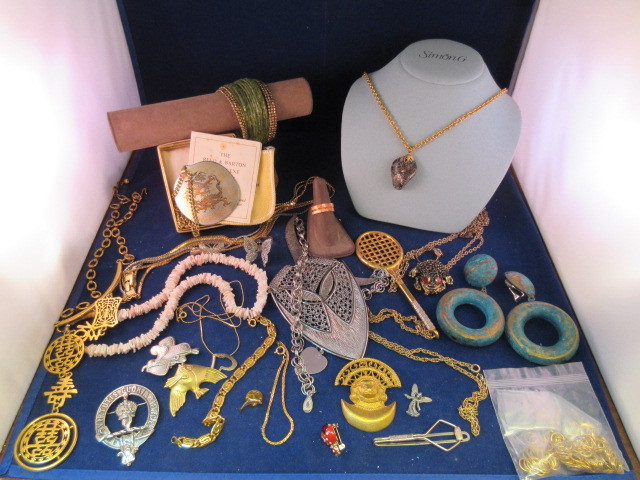lot 845 image: COSTUME JEWELRY COLLECTION