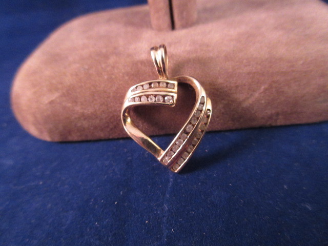lot 901 image: 10K YELLOW GOLD DIAMOND HEART PENDANT