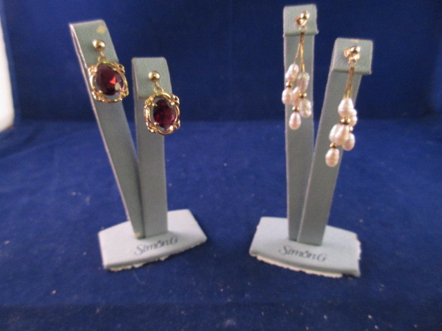 lot 909 image: 14K YELLOW GOLD 2 PAIR VINTAGE EARRINGS