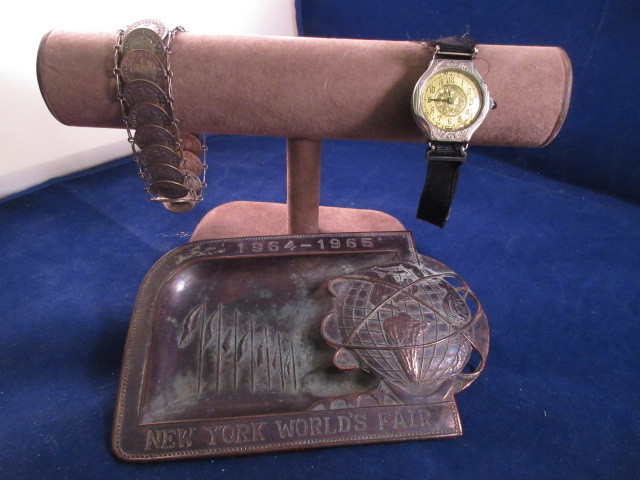 lot 843 image: ANTIQUE JEWELRY LOT 2 PCS WITH WORLDS FAIR TRAY
