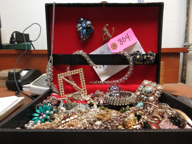 lot 804 image: VINTAGE JEWELRY TREASURE