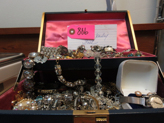 lot 806 image: GRANDMAS JEWELRY STASH