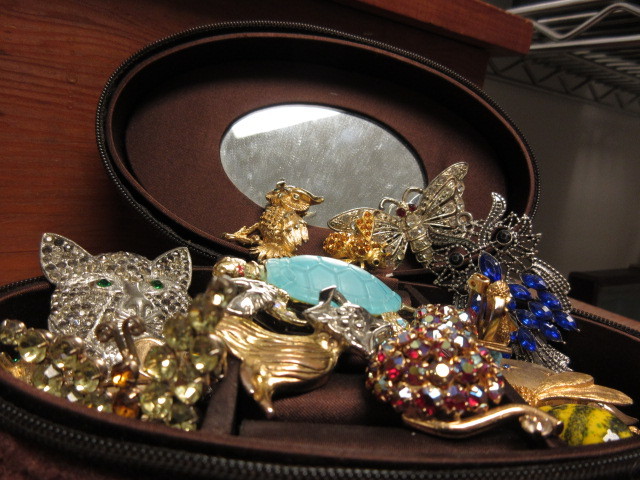 lot 812 image: CRITTER PIN VINTAGE COLLECTION