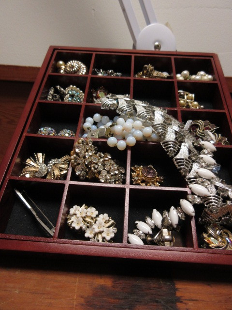 lot 817 image: SIGNED VINTAGE JEWELRY