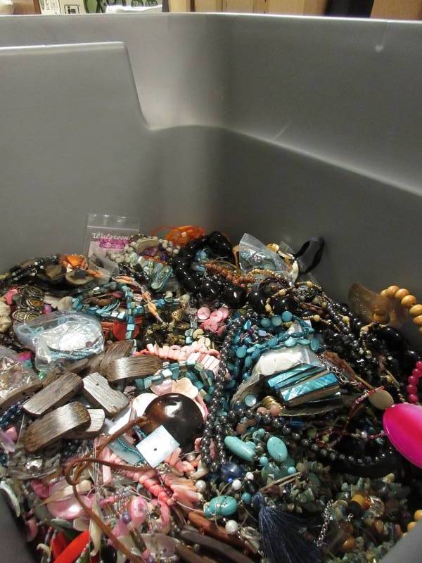 lot 858 image: BULK COSTUME, FASHION AND CRAFT JEWELRY