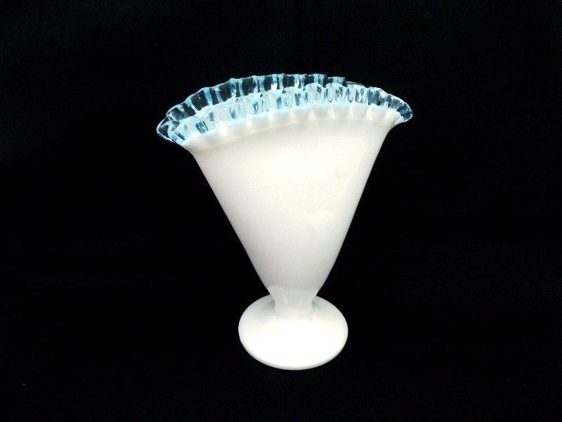 lot 10 image: Vintage Fenton Vase