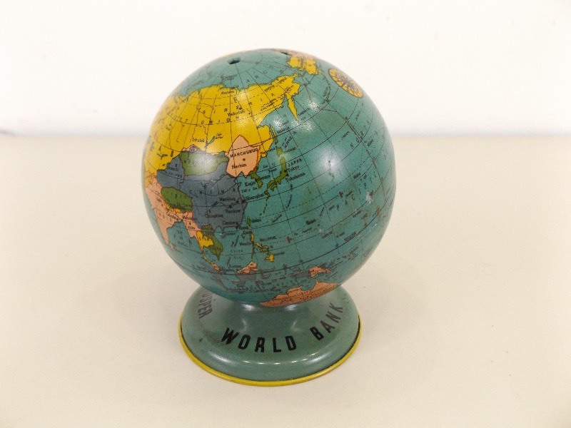lot 12 image: Vintage Ohio Art Tin Globe Coin Bank