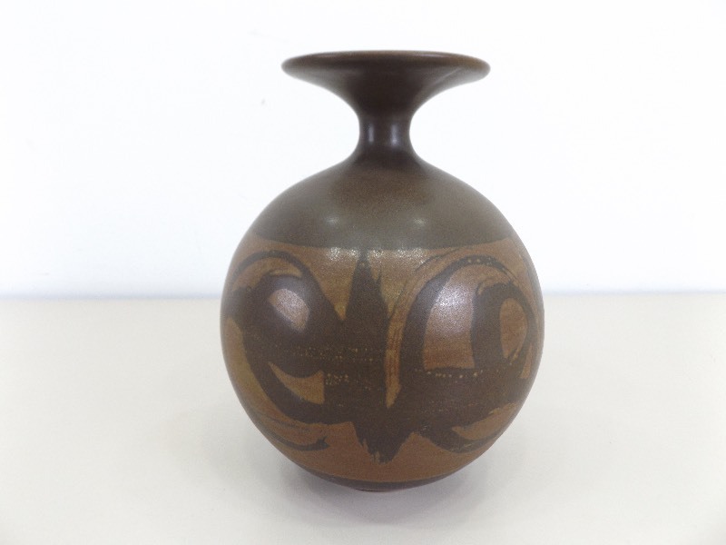 lot 18 image: Vintage 1960s MCM SDW Stoneware Vase