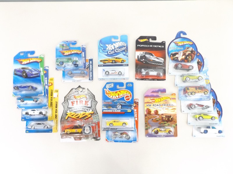 lot 27 image: 18 NEW&nbspMisc&nbspHot Wheels Treasure Hunts, Specialty, etc. 
