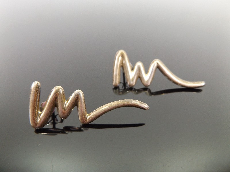 lot 58 image: Vintage .925 Sterling Silver Zig Zag Pierced Earrings